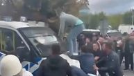 Haos ispred sudnice u Hagu! Albanci se penju na policijska vozila i udaraju po njima, rasteruju ih vodom
