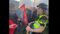 Policija u Hagu oduzima motke od Albanaca koji su se okupili zbog presude Hašimu Tačiju