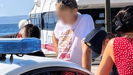 Mladić u majici Crvene zvezde u Makarskoj