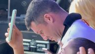 Uhvatili smo dečka Maje Ognjenović u provodu: Jovan sa zavijenom rukom, evo šta mu je sve vreme "kralo" pažnju