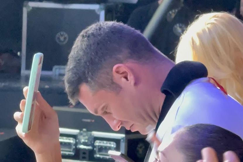 Uhvatili smo dečka Maje Ognjenović u provodu: Jovan sa zavijenom rukom, evo šta mu je sve vreme "kralo" pažnju