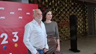 Lazar Ristovski u farmerkama na crvenom tepihu, a njegova žena u braon koži: Stigli i Džajići i Joksimovići