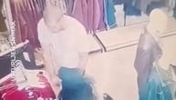 Kamere zabeležile krađu garderobe u tržnom centru: Dva lopova, on drži kesu, ona "tovari"