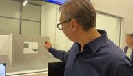 "JURE PROTIVNIKA KROZ PROZORE: Vučić otvorio fabriku dronova u Beogradu, pa i sam uzeo kontroler u ruke!