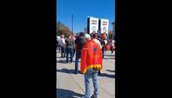 Masovni protesti u Prištini zbog presude Tačiju: Policija pod PUNOM OPREMOM