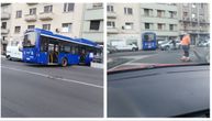 Neverovatan prizor u strogom centru Beograda: Pola autobusa viri iz zgrade na Zelenom vencu