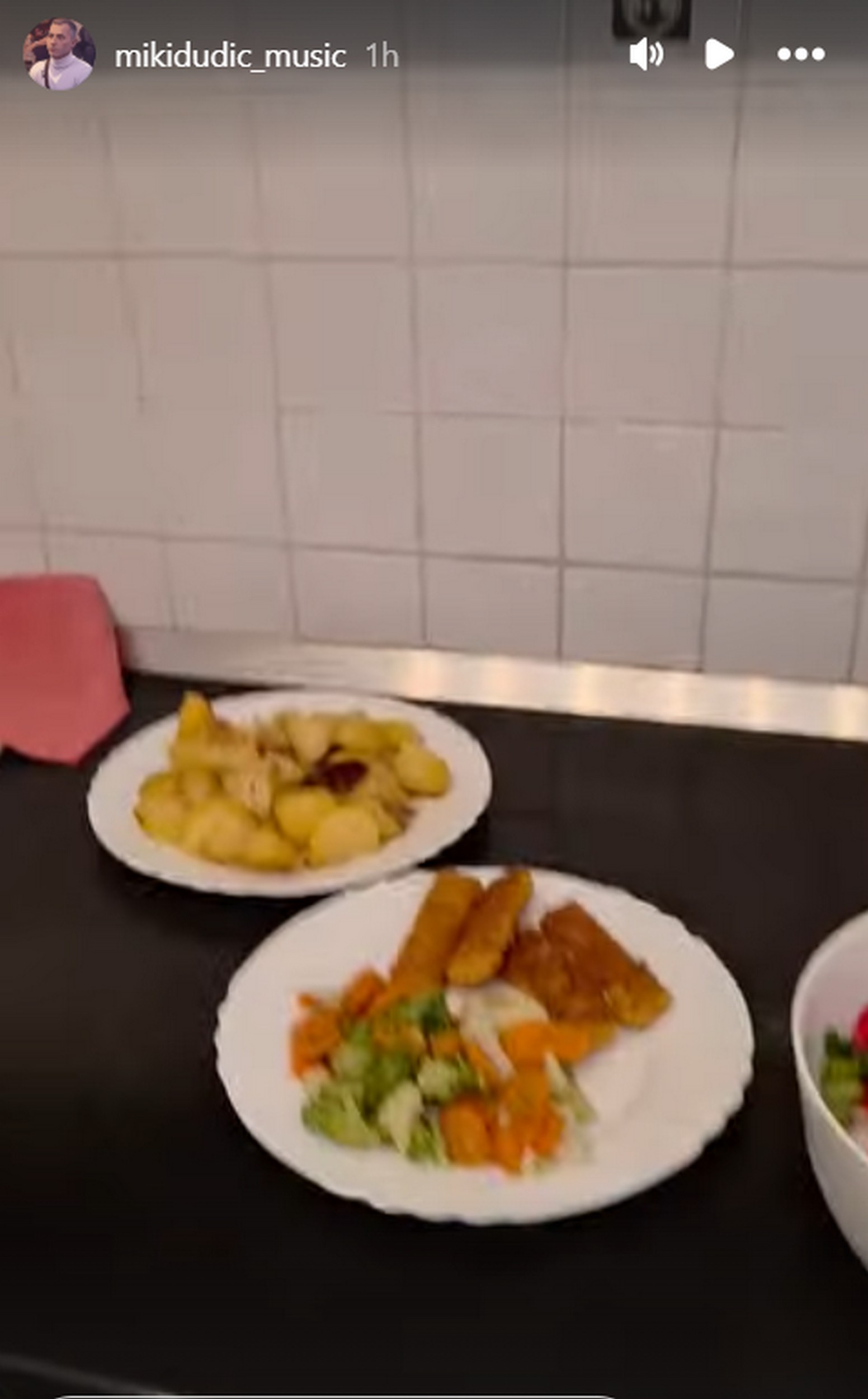 Miki pokazao kako se sprema ručak kod Zlate: Peja glavni šef kuhinje "Jesi ostavio bati najlepše parče?"