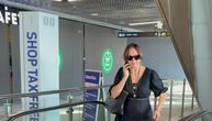 Pevačicu retko viđamo u javnosti, sletela na aerodrom: Po NJU stigao lični šofer, ne ispušta telefon iz ruku