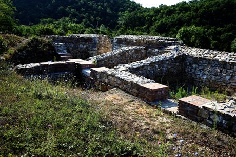 Carska palata Šarkamen, rekonstruisane zidine
