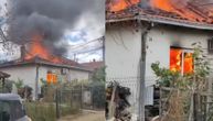 Najstrašniji snimak požara u Srbiji! Kuća nestaje, ljudi zanemeli: Vatra kulja kroz prozore i polako ruši krov