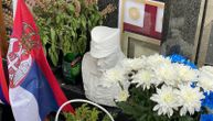 Obišli smo grob Ratka Mladića 17 dana nakon sahrane: Pored sveća i cveća, neko je ostavio i ovo