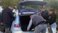 Policija zaustavila automobil na naplatnoj rampi kod Leskovca: Žena iz donjeg veša izvadila kesicu sa drogom
