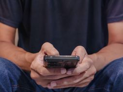 Muškarac, mobilni telefon
