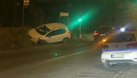 Težak udes u Rakovici: Automobil od siline udara izleteo i udario u autobusko stajalište