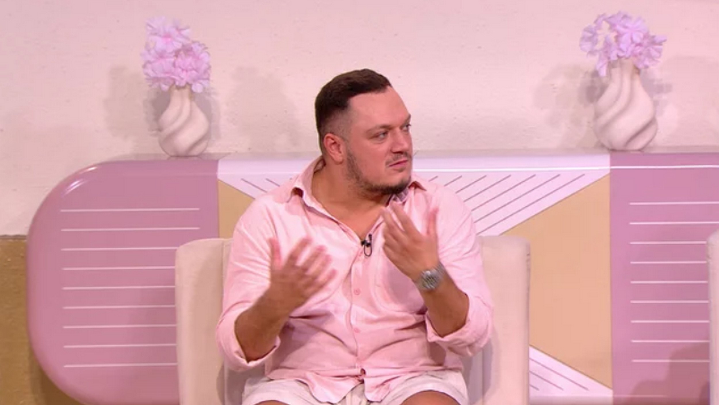 "Bio sam zaljubljen u tebe" Rijaliti učesnik šokirao Sanju Marinković: "Blokirala sam te kad si mi se udvarao"