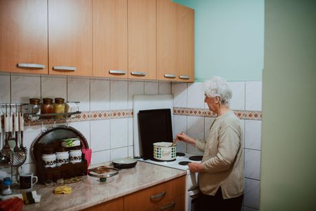 Starija žena, baba, baka