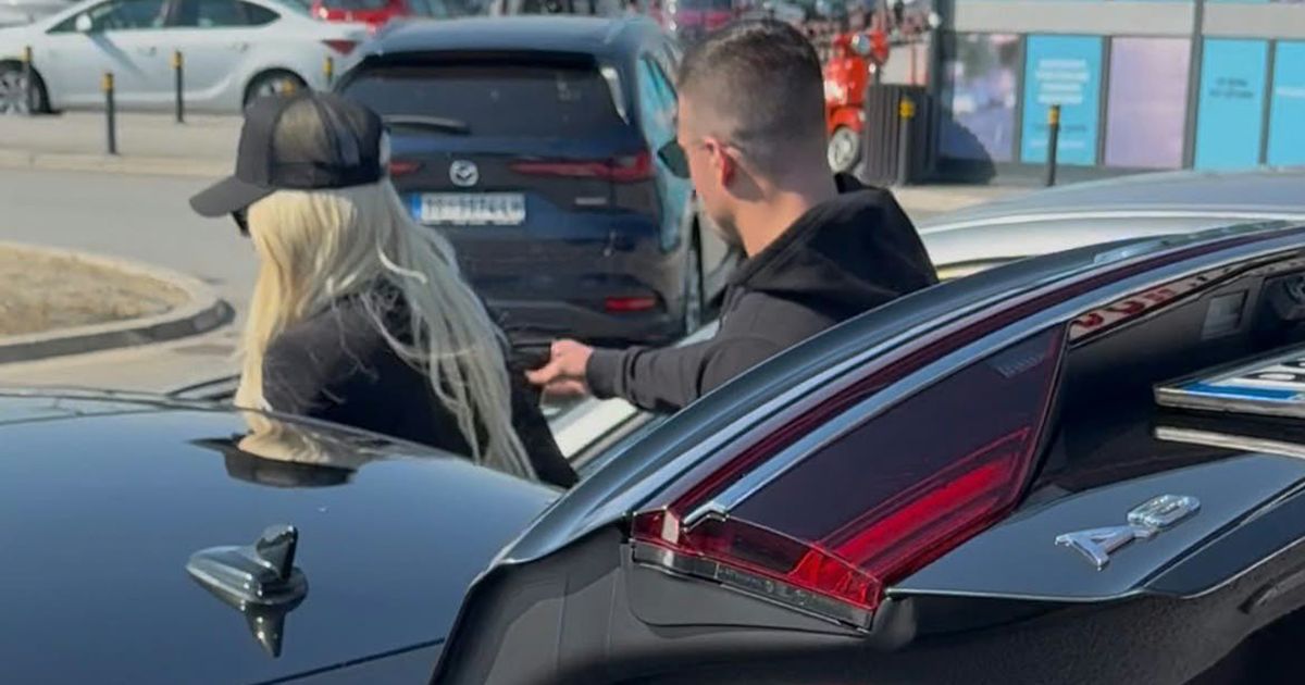 Po Jelenu Karleušu na aerodrom stigao momak sa kojim je povezuju: Na ...