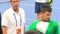 Novak Đoković pogođen u glavu u Kini dok je delio autograme!