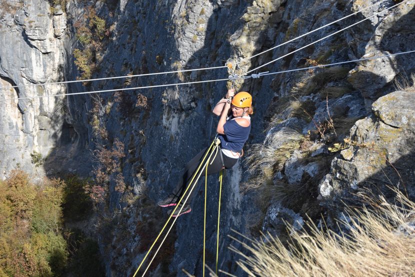 Snimak iz Dagestana: turistkinja molila da ne skoči u kanjon, instruktori je ipak vezali za skok