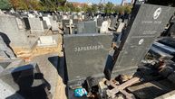Grob legendarnog pevača potpuno zapušten, prazna kesa bačena pored! Brat mu je bio najveća zvezda