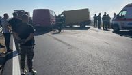 Najmanje sedam osoba povređeno u lančanom sudaru kod Šimanovaca! 14 automobila slupalo se zbog dima