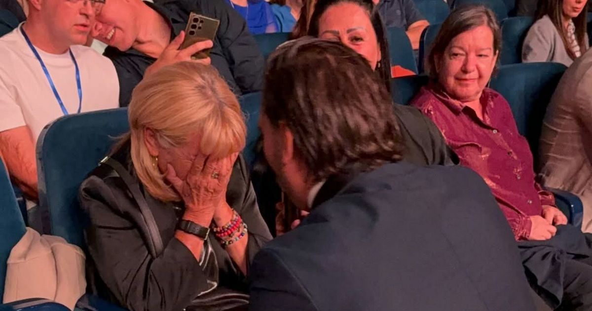 Potresne scene na koncertu Tome Zdravkovića: Darko Lazić sišao u publiku,  Tomina udovica se slomila i jeca - Naslovi.net