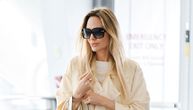 Anđelina Džoli ni u avion ne ide u trenerci: Na aerodromu pokazala izdanje koje ne izlazi iz mode