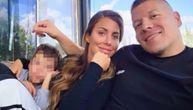 Jelena nakon operacije sina podelila sliku: Pozira sa njim i sa Slobom, pa se obratila pevaču "Nije gotovo..."