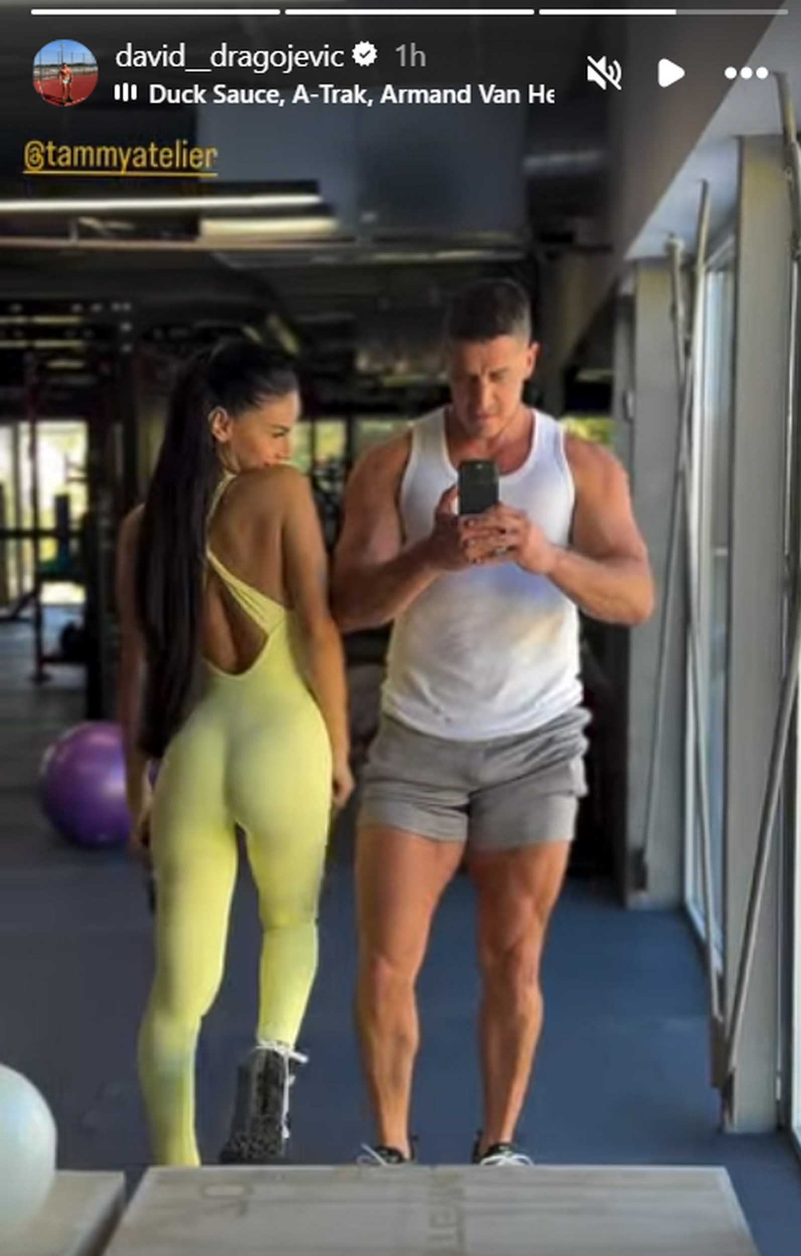 Bicepsi, gluteus...sve istrenirano i izvajano u fulu! David sa ženom pozira u teretani, ona grmi u kombinezonu