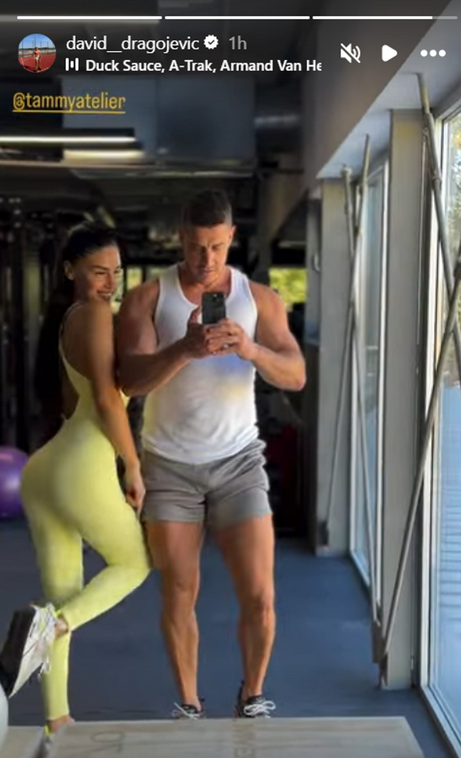 Bicepsi, gluteus...sve istrenirano i izvajano u fulu! David sa ženom pozira u teretani, ona grmi u kombinezonu