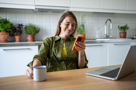 Prokrastinacija, odlaganje obaveza, žena i mobilni telefon