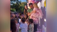 Luna i Marko priredili bajkovitu proslavu rođendana ćerkici: Malu Lanu drže u naručju dok ona duva svećice