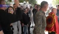 Dramatični snimci iz Prištine: Okupljeni ne daju poslanicima da odu, pojačano prisustvo policije