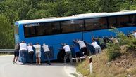 Ljudi, šta radite bre?! Srbi u šoku, snimak obilazi region: Svi izašli da RUČNO poguraju grdosiju od autobusa