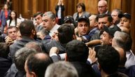 Poslaniku isključen mikrofon, a onda je izbila masovna tuča: Haos na sednici parlamenta u Jermeniji