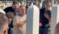 Nakon što se niko od poznatih nije pojavio na grobu Bešlića, Dino jedvan izgovorio OVE reči: "Rekli smo..."