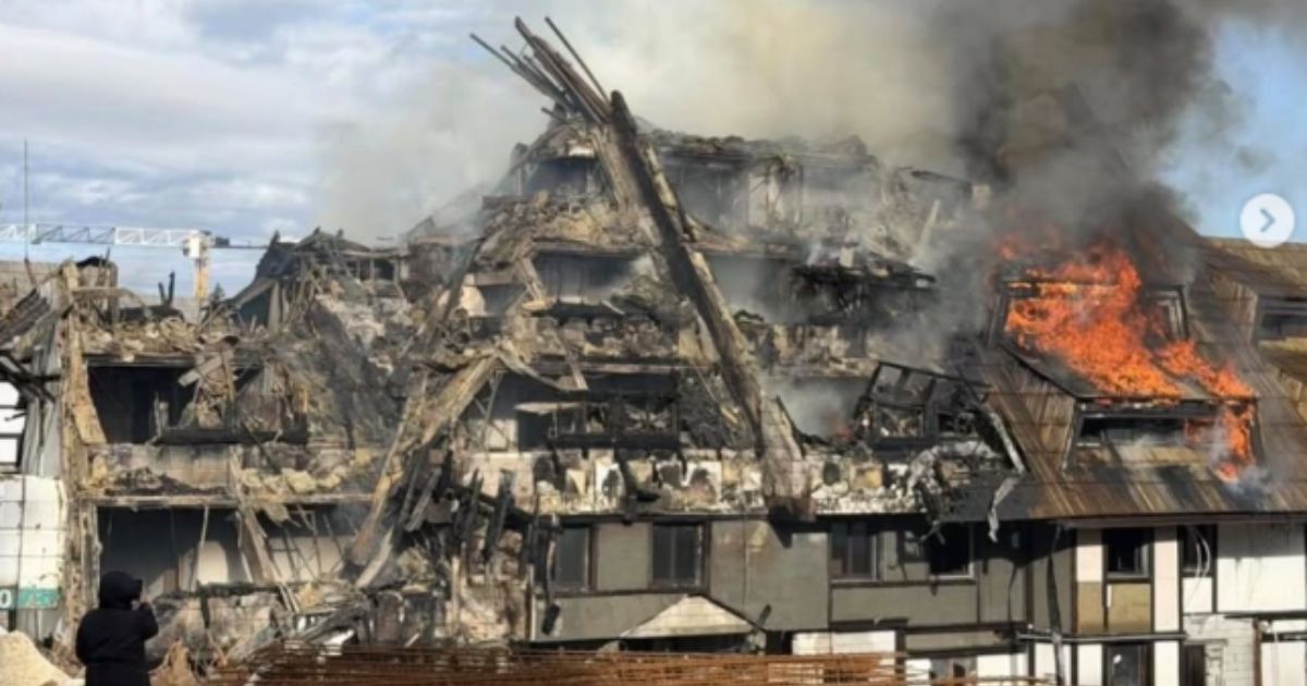 telegraf.rs - D. R. - Roof collapses as fire engulfs well known hotel on Mt. Kopaonik