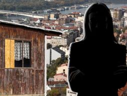 panorama grada, šupa i silueta devojke