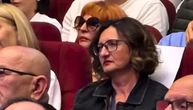 Supruga Duška Vujoševića u suzama tokom oproštajnog govora njegovog profe: Emocije u Ulcinju