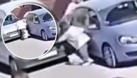 Kamere snimile kako dostavno vozilo udara devojčicu kod škole "Tršo" u Novom Pazaru: Vozač pobegao