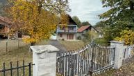 Pevačica živela u Crnom Blatu: Porodična kuća oronula, ograda jedva stoji! Dobila dete u 52. i promenila život