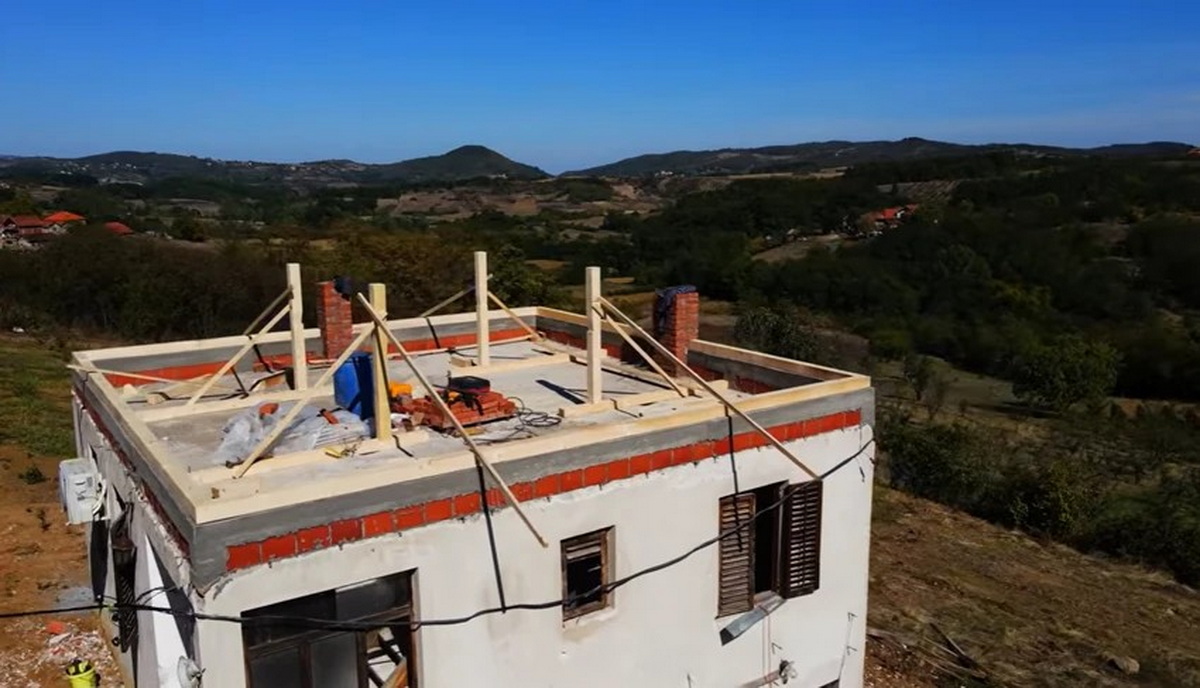 Luna i Marko ulažu ogroman novac u kuću na selu: Miljković se popeo na krov i pokazao u kojoj su fazi radovi