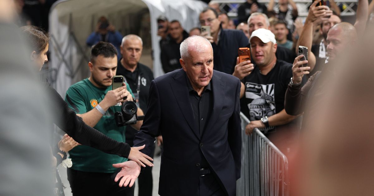 Željko Obradović ponovio čuveni ritual pred izlazak u Arenu, navijači Partizana ga dočekali ovacijama