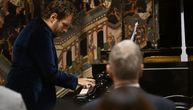 Pijanista Stefan Đoković svirao za male heroine: Prikupljena sredstva za izradu perika od prirodne kose