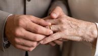 LJUBAV NE ZNA ZA GRANICE Baka ima 96 godina, a udala se za tinejdžera: Malo poznatih detalja o ceremoniji