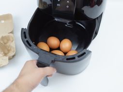 Tvrdo kuvana jaja u er frajeru