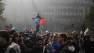 Francuzi pokazali da su najveći romantici: Tokom protesta oduševili svet - krali i delili ovo ženama na ulici