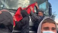 Tokom velikih protesta u Albaniji mladići zaustavili srpski šleper i okačili zastavu preko šoferšajbne
