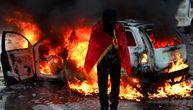 Napadnuta zgrada MUP-a u Tirani: Novi obračuni policije i demonstranata, gori na sve strane