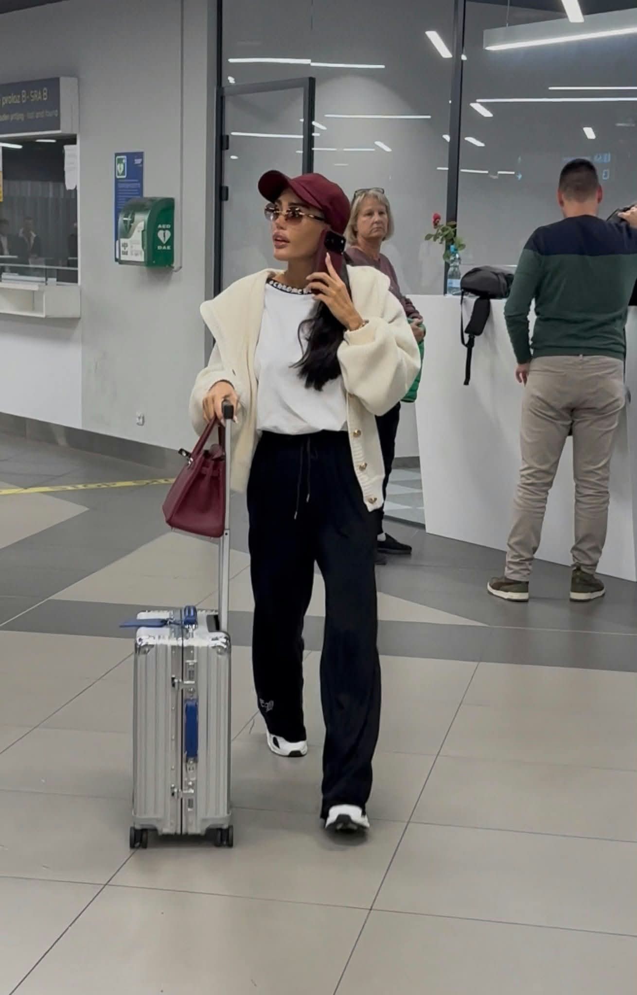 Ana Korać bez šminkei u trenerkama na aerodromu: Sačekao je besni džip, moćna mašina vredi čitavo bogatstvo,